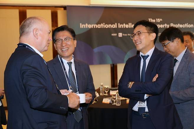 파이낸셜뉴스와 특허청이 공동주최하는 제15회 국제지식재산보호컨퍼런스가 24일 서울 웨스틴조선호텔 그랜드볼룸에서 열린 가운데 전선익 파이낸셜뉴스 부회장(오른쪽)과 노동일 파이낸셜뉴스 주필(가운데)이 히스 호글런드 비아 라이센싱 대표와 환담하고 있다. 사진=서동일 기자