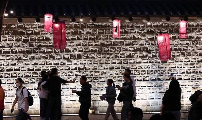 지난 5월 서울 중구 덕수궁 일대에서 열린 '2025 정동야행'을 찾은 시민들이 즐거운 시간을 보내고 있다. 사진=뉴스1