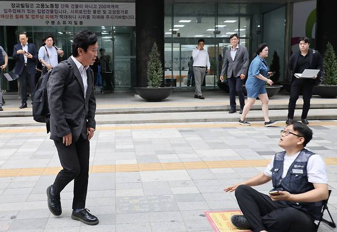 고용노동부 장관 후보자로 지명된 김영훈 전 민주노총 위원장이 24일 오후 청문회 준비 사무실이 마련된 서울 중구 장교빌딩으로 출근하던 중 건물 들머리에서 노숙 농성 중인 김정봉 금속노조 동부지역지회 부지회장에게 다가서며 인사를 건네고 있다. 김혜윤 기자 unique@hani.co.kr