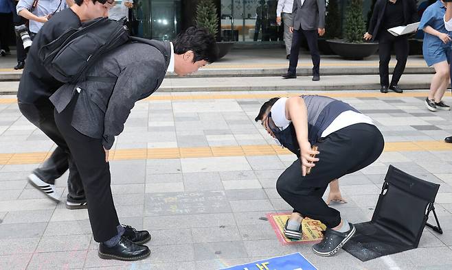 김영훈 고용노동부 장관 후보자가 24일 오후 서울 중구 서울지방고용노동청에 마련된 인사청문회 준비 사무실로 출근하며 노동청 들머리에서 노숙 농성 중인 김정봉 금속노조 서울지부 동부지역지회 부지회장에게 인사하고 있다. 김혜윤 기자 unique@hani.co.kr