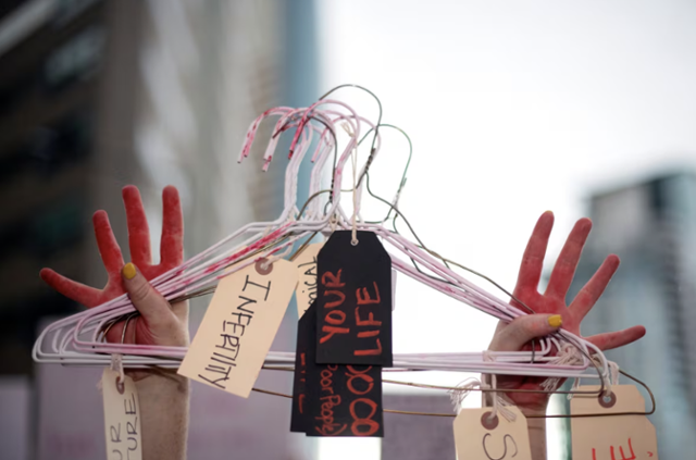 2022년 미국 콜로라도 덴버에서 열린 대법원 '돕스 판결' 항의 시위 현장에 등장한 피 묻은 옷걸이. 하지만 일부 여성 생식권 옹호론자들은 RU-486 이후 현실이 달라진 만큼, 저 끔찍한 상징은 이제 폐기돼야 한다고 주장한다. AFP, 게티이미지뱅크