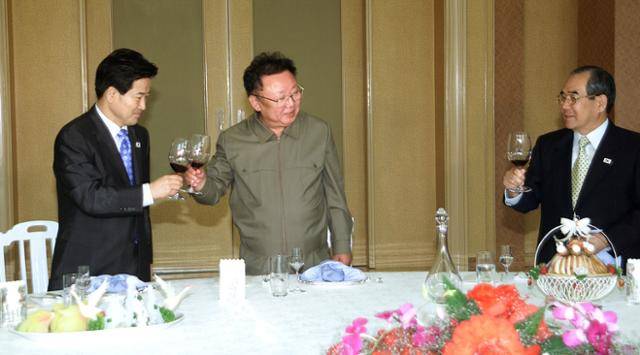 2005년 6월 대통령 특사 자격으로 평양을 방문해 김정일(가운데) 당시 북한 국방위원장과 대동강 영빈관에서 건배하고 있는 정동영(왼쪽) 통일부 장관 후보자. 오른쪽은 임동원 전 통일부장관. 한국일보 자료사진