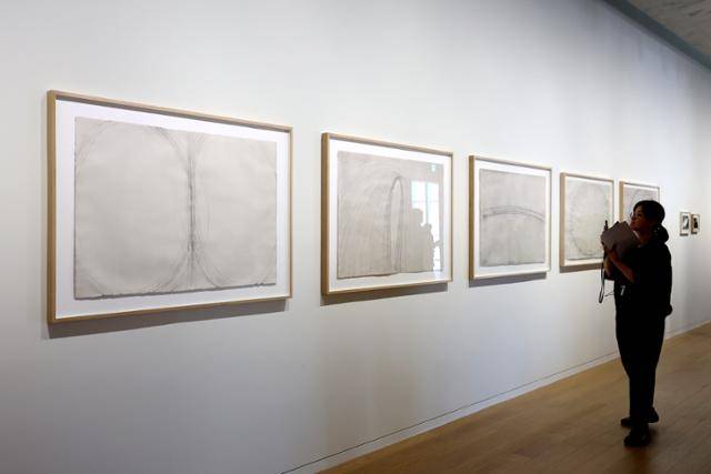 강원 원주시 뮤지엄 산에 영국 조각가 안토니 곰리의 '드로잉 온 스페이스'가 전시돼 있다. 원주=뉴시스