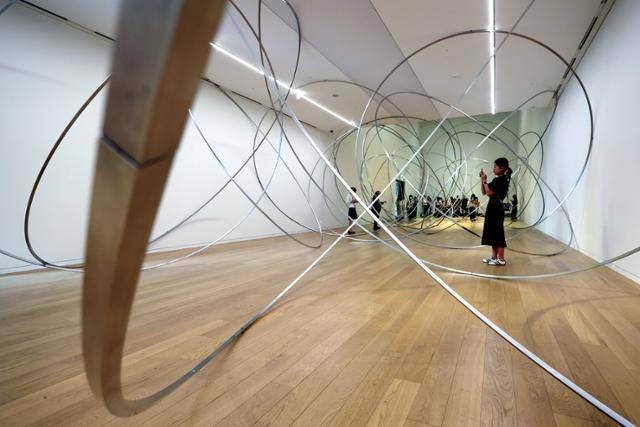 강원 원주시 뮤지엄 산 본관에서 선보인 안토니 곰리의 개인전에 나온 설치 작품 '올빗 필드 II'. 원주=뉴시스