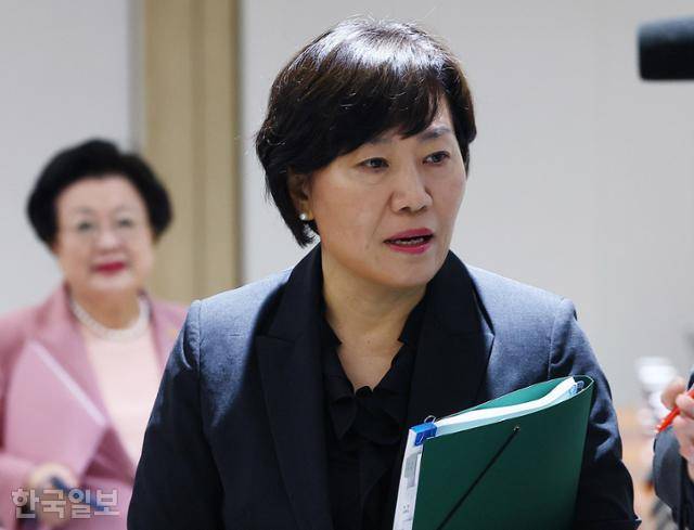 송미령 농림축산식품부 장관이 24일 서울 용산 대통령실 청사에서 열린 국무회의에 참석하고 있다. 왕태석 선임기자