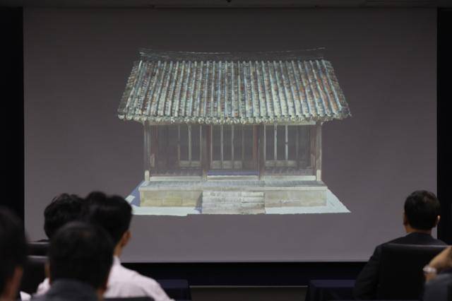 24일 서울 종로구 국립고궁박물관에서 열린 '조선 왕실 사당 관월당, 100년 만에 일본에서 귀환' 언론공개회에서 관월당 해체 영상이 나오고 있다. 연합뉴스