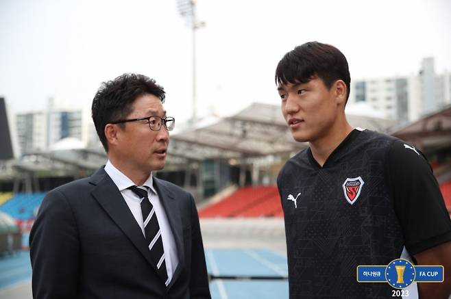 이기형(왼쪽) 감독과 포항 스틸러스 공격수 이호재. 사진=KFA