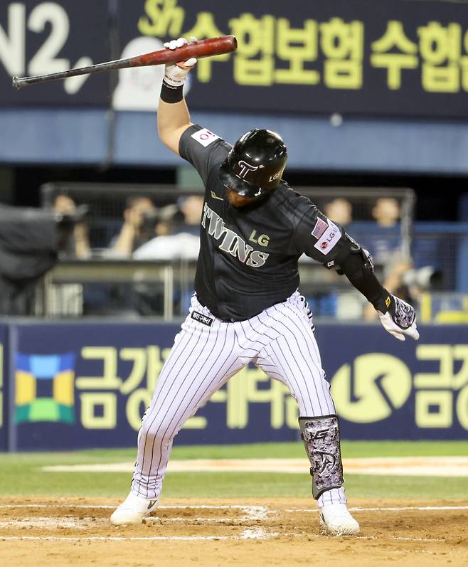 19일 오후 잠실야구장에서 열린 2025 프로야구 NC와 LG 경기. LG 오스틴이 8회 중견수 플라이를 날리고 방망이를 팽개치고 있다. 잠실=정시종 기자 capa@edaily.co.kr /2025.06.19.