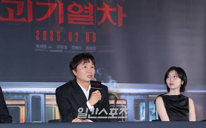 배우 전배수가 24일 오후 서울 용산구 CGV용산아이파크몰에서 열린 영화 '괴기열차' 언론배급시사회 및 기자간담회에 참석해 취재진과의 질의 응답 시간을 갖고 있다. '괴기열차'는 조회수에 목마른 공포 유튜버 다경(주현영 분)이 의문의 실종이 연이어 발생하는 광림역의 비밀을 파헤치며 끔찍한 사건을 맞닥뜨리게 되는 미스터리 호러 영화다. 오는 9일 개봉. 서병수 기자 qudtn@edaily.co.kr /2025.06.24/