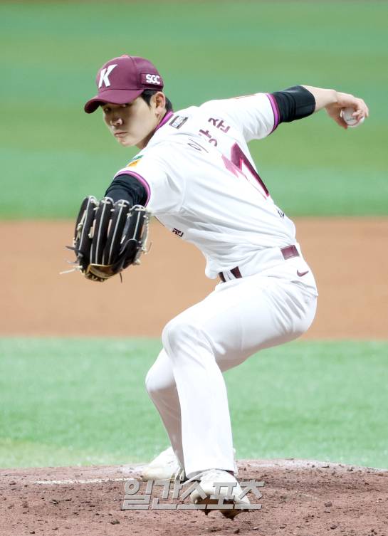 18일 오후 서울 고척스카이돔에서 열린 2025 KB0리그 키움 히어로즈와 롯데 자이언츠의 프로야구 시범경기에서 7회초 이강준이 구원 등판해 피칭을 하고 있다. 고척=김민규 기자 /2025.03.17/