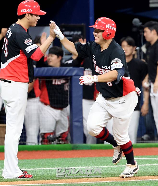 2025 KB0리그 프로야구 키움 히어로즈와 KIA 타이거즈의 경기가 24일 오후 서울 고척스카이돔에서 열렸다. 6회초 1사 이창진이 다시 동점을 만드는 솔로홈런을 치고 베이스를 돌고 있다. 고척=김민규 기자 /2025.06.24/