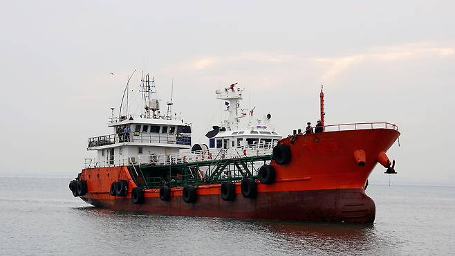 인천해경 전용부두로 압송 중인 유조선