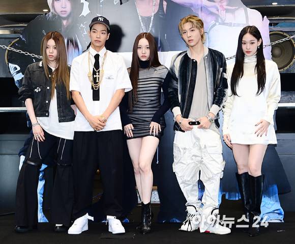 신인 혼성 그룹 올데이 프로젝트가 23일 오후 서울 강남구 역삼동 일상비일상의틈byU+에서 열린 ALLDAY PROJECT(올데이 프로젝트) 데뷔 기념 팝업 스토어 오픈 포토콜 행사에 참석하고 있다. (왼쪽부터 베일리-타잔-영서-우찬-애니) [사진=정소희 기자]