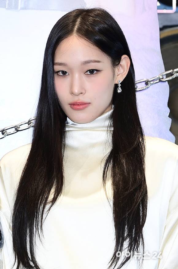 신인 혼성 그룹 올데이 프로젝트 애니(본명 문서윤)가 23일 오후 서울 강남구 역삼동 일상비일상의틈byU+에서 열린 ALLDAY PROJECT(올데이 프로젝트) 데뷔 기념 팝업 스토어 오픈 포토콜 행사에 참석하고 있다. [사진=정소희 기자]