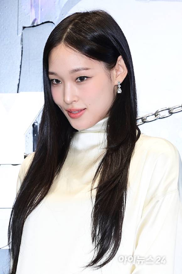 신인 혼성 그룹 올데이 프로젝트 애니(본명 문서윤)가 23일 오후 서울 강남구 역삼동 일상비일상의틈byU+에서 열린 ALLDAY PROJECT(올데이 프로젝트) 데뷔 기념 팝업 스토어 오픈 포토콜 행사에 참석하고 있다. [사진=정소희 기자]