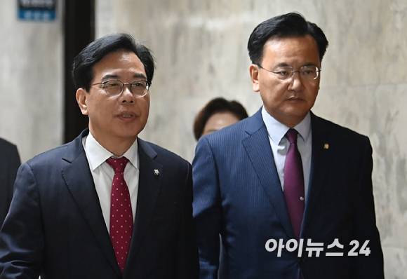 송언석 국민의힘 원내대표가 17일 오전 서울 여의도 국회에서 열린 원내대책회의에 참석하고 있다. [사진=곽영래 기자]