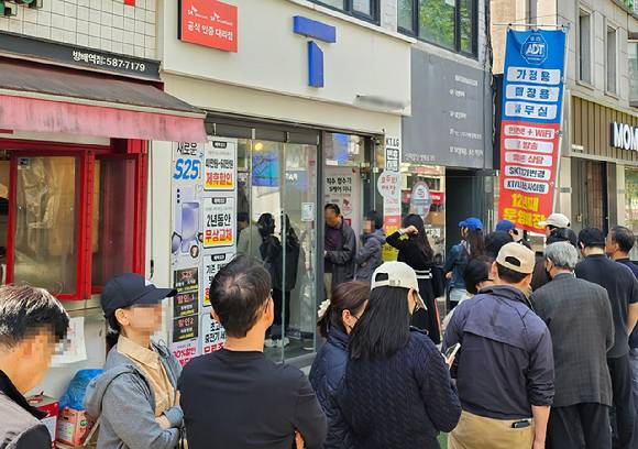 지난 4월26일 서울 시내 한 SKT 대리점에서 고객들이 유심을 교체하기 위해 줄을 서 기다리고 있다.  [사진=연합뉴스]