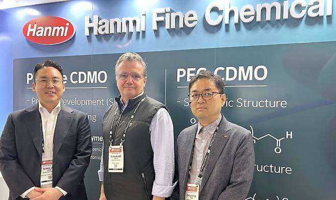 미국 보스턴에서 개최된 '바이오USA 2025'에서 한미정밀화학과 에드젠바이오텍이 엠폭스 백신 공동 개발을 위한 업무협약을 체결했다. (왼쪽부터) 박성준 한미정밀화학 사업개발팀 팀장, 기욤 르루아 에드젠바이오텍 CEO, 박철현 한미정밀화학 사업본부 상무가 기념촬영하고 있다. [사진=한미약품그룹 제공]