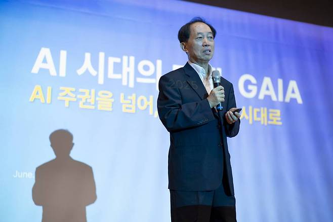 박대연 티맥스그룹 회장이 노코드 기반 AI 플랫폼 가이아의 시범 버전 출시를 알렸다 / 출처=IT동아