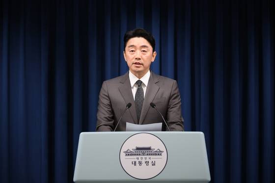 강훈식 대통령 비서실장이 23일 서울 용산 대통령실청사에서 장관 후보자에 대한 브리핑을 하고 있다. 김현동 기자