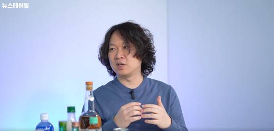 더중앙플러스 '뉴스페어링'에 출연한 장홍제 광운대 화학과 교수. KAIST 화학과를 졸업하고 같은 대학원 화학과에서 박사학위를 받았다. 대중과 과학으로 소통하며『일상다화학』 등의 저서를 썼다.