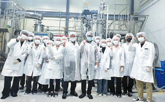 국민대 과학기술대학 바이오발효융합학과 교수 및 학생 연구팀이 기념촬영을 하고 있다. [사진 국민대]