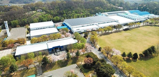 미래엔은 초·중·고 교과서를 제작하며 공교육에 최적화된 고품질 콘텐츠를 꾸준히 제공하고 있다. 사진은 제판·인쇄·제책·물류·공급 전 과정을 한 곳에서 수행하는 국내 최대 규모의 교과서 단일 생산 공장인 미래엔 세종공장 전경. [사진 미래엔]