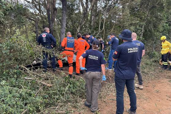 21일(현지시간) 브라질 산타카타리나주에서 21명이 탑승한 열기구가 추락한 현장에 소방관들과 법의학 경찰관들이 나와 조사하고 있다. EPA=연합뉴스