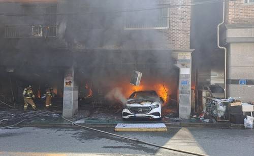 지난 4월 29일 낮 12시 40분쯤 전주시 완산구 효자동의 한 원룸 건물에서 난 불. 연합뉴스