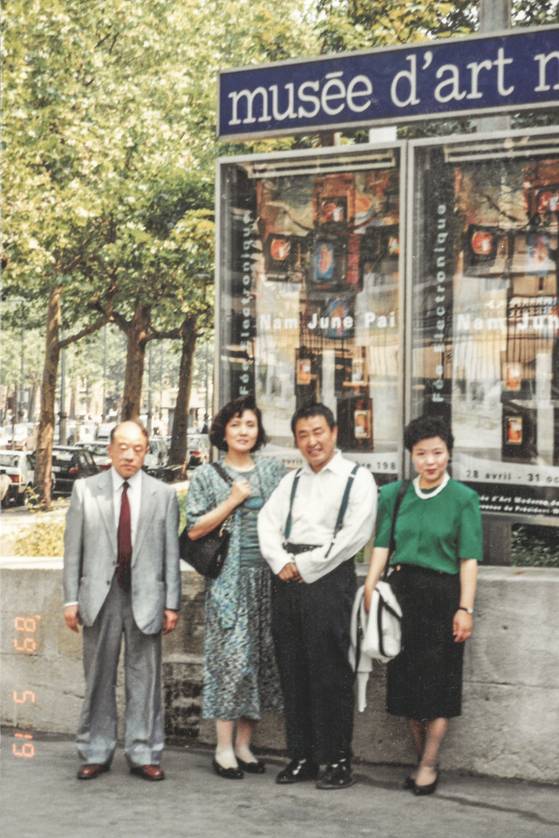 1989년 파리시립근대미술관에서 연 백남준 회고전을 계기로 모인 정기용 원화랑 대표(왼쪽), 홍라희 리움미술관 명예관장, 백남준, 박명자 갤러리현대 회장. 사진 갤러리현대