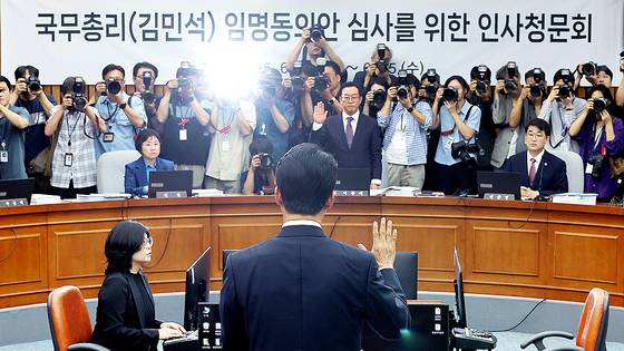 김민석 국무총리 후보자가 24일 서울 여의도 국회에서 열린 인사청문회에서 선서하고 있다. 연합뉴스