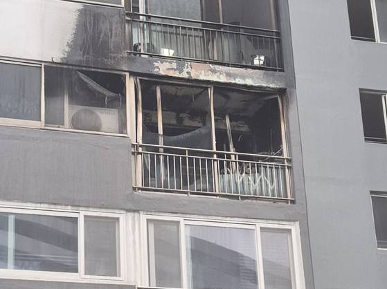 24일 오후 1시30분쯤 부산 부산진구 A양 가족 아파트 주차장에서는 불에 탄 집안 내부가 들여다 보였다. 김민주 기자