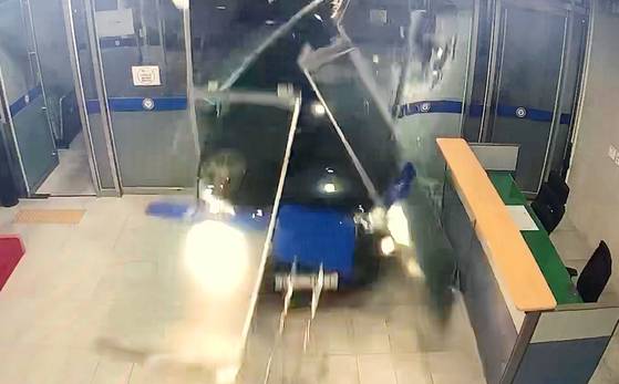 23일 오후 8시 23분쯤 40대 남성이 스포츠유틸리티차(SUV)를 몰고 순천경찰서 유리창을 뚫고 경찰서 내부로 돌진하고 있다. 사진 전남 순천경찰서