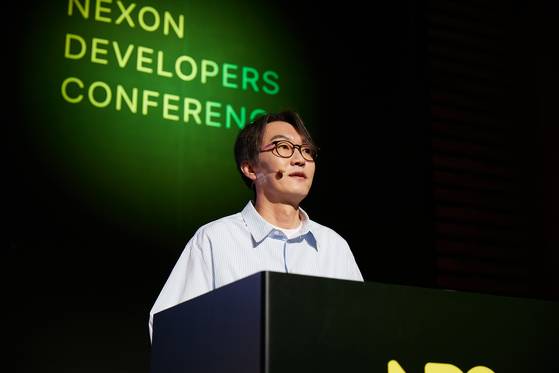 24일 경기 성남 넥슨 본사 및 경기창조경제혁신센터에서 열린 넥슨개발자콘퍼런스(NDC) 개막 현장에서 이정헌 넥슨 일본법인 대표가 환영사를 하고 있다. 사진 넥슨