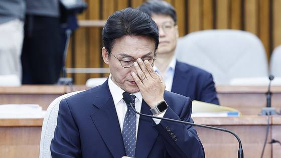 김민석 국무총리 후보자가 24일 오전 서울 여의도 국회에서 열린 인사청문회에 출석해 안경을 고쳐쓰고 있다. 뉴스1