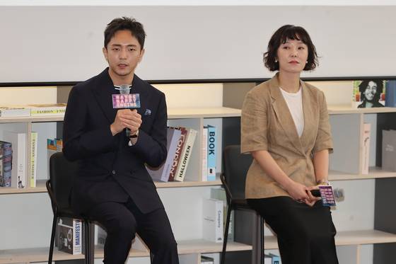 박천휴 작가와 한경숙 NHN링크 공연 제작 이사가 24일 서울 중구 커뮤니티하우스 마실에서 열린 기자간담회에 참석한 모습. 이들은 "'어쩌면 해피엔딩' 10주년 서울 공연은 브로드웨이 공연의 영향을 받지 않고 원작의 감성을 유지할 것"이라고 말했다. 연합뉴스