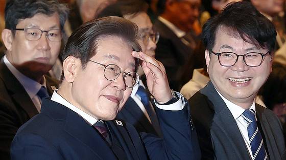 이재명 대통령이 지난 5월 대선 후보 시절 서울 영등포구 중소기업중앙회에서 열린 선거대책위원회 직능본부 민생정책 협약식에서 자리하고 있다. 오른쪽은 현재 국정기획위원장을 맡은 이한주 당시 민주연구원장. 뉴스1