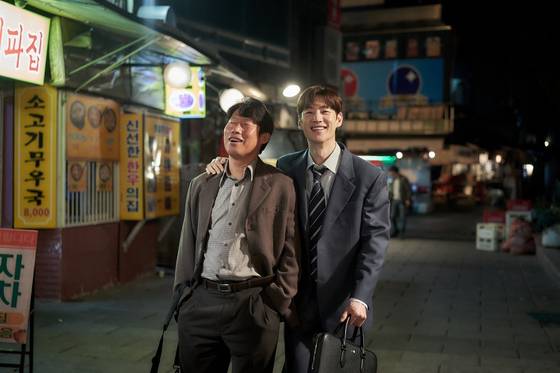 '소주전쟁'은 소주 회사 인수전을 소재로 한국 사회의 여러 씁쓸한 현실을 보여준다. [사진 쇼박스]