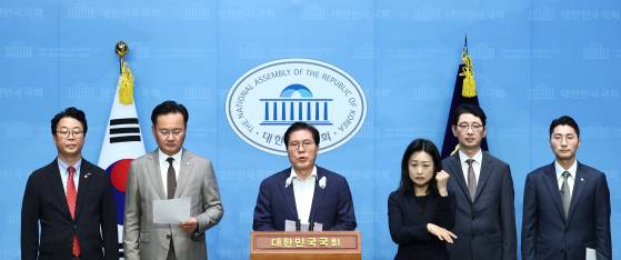 지난해 7월 민주당의 검찰개혁안 규탄성명을 발표하는 국민의힘 의원들. [뉴스1]