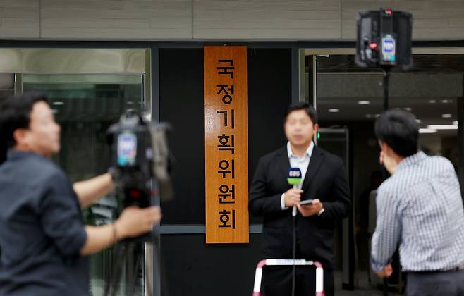 이재명 정부 5년의 국정 운영 청사진을 제시할 국정기획위원회(위원장 이한주)가 16일 현판식을 시작으로 첫발을 뗐다. 국정기획위는 이재명 대통령 공약 등을 구체화할 예정인 가운데 정부 조직 개편과 관련해 별도의 테스크포스(TF)를 구성할 예정이다. 사진은 국정기획위원회가 출범한 16일 서울 종로구 정부서울청사 창성동 별관. /뉴시스