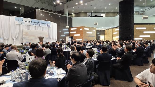 24일 서울 여의도 KBS 아트홀에서 ‘시청자위원회 전국대회’가 열렸다. 전국 시청자위원과 KBS 임직원 등 300여명이 참석한 이날 행사는 ‘열린음악회’ 특별 관람, 국악 공연과 캘리그라피 공연 관람, 만찬 등의 순서로 진행됐다. 이날 행사 비용으로만 1억원이 쓰인 것으로 알려졌다. 전국 시청자위원들은 이날 행사에서 수신료 현실화 등 재정 안정 대책 마련을 권고하는 공동선언문을 발표했다. /박지은 기자