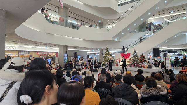 ▲ 지난해 춘천농협엔타점에서 열린 춘천연극제의 찾아가는 공연 모습.