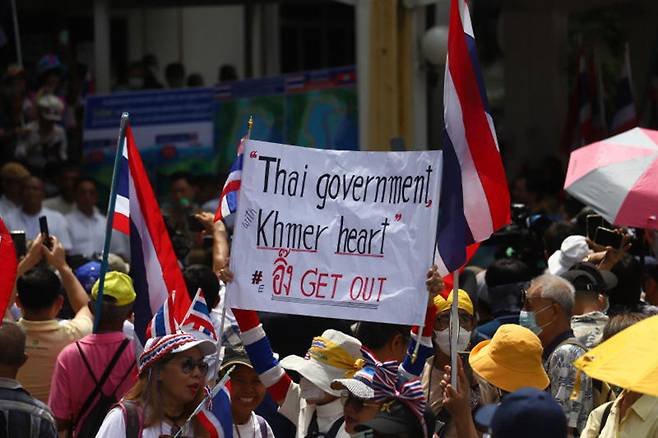 지난 19일 태국 방콕 정부종합청사 앞에서 시위대가 패통탄 총리의 사임을 요구하는 집회를 요구하고 있다.(사진 출처 : 방콕포스트)
