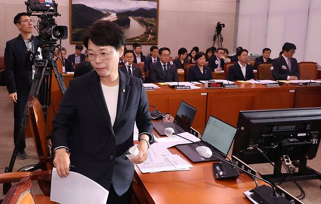 진보당 전종덕 의원은 어제(23일) 국회에서 열린 농해수위 전체회의에서 의사진행 발언을 통해 송미령 장관 유임을 비판하며 퇴장했다.