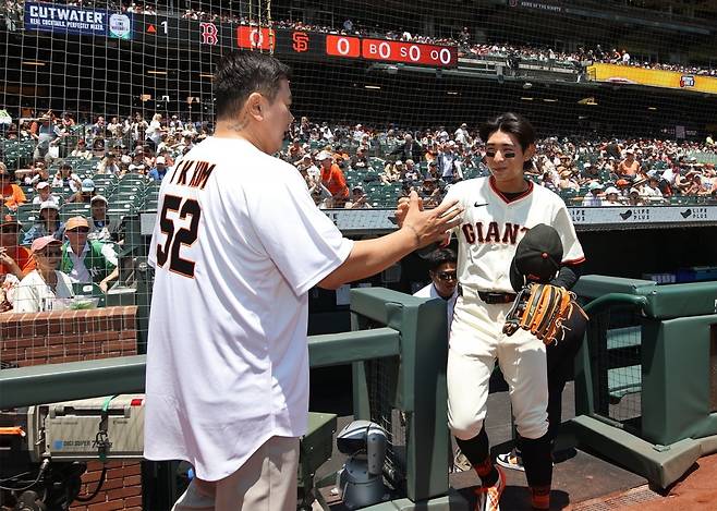 22일(현지시간) 미국 샌프란시스코 오라클파크에서 열린 미국프로야구(MLB) 샌프란시스코 자이언츠와 보스턴 레드삭스 경기에 앞서 시구에 나선 김태균 해설위원과 이정후 선수가 인사하고 있다../ 한화생명 제공