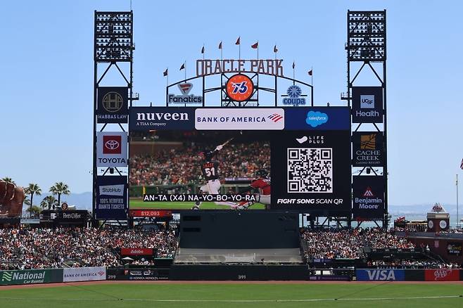 22일(현지시간) 미국 샌프란시스코 오라클파크에서 열린 미국프로야구(MLB) 샌프란시스코 자이언츠와 보스턴 레드삭스 경기 중 이정후 응원가 가사가 영어로 송출되며 관객들이 함께 응원가를 따라부르는 '싱어롱' 시간을 갖고 있다./ 한화생명 제공