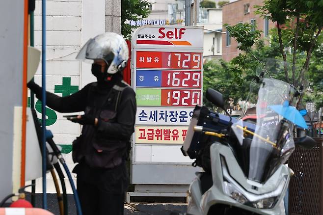 서울 시내 한 주유소에 표시된 유가정보. 2025.6.16 사진=연합뉴스
