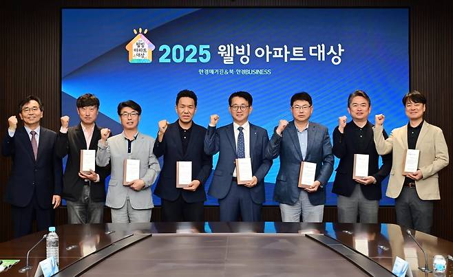 한경비즈니스가 주관하는 ‘2025년 웰빙아파트’ 시상식이 6월 24일 한국경제신문빌딩에서 열렸다. (왼쪽부터)하영춘 한국경제매거진&북 대표, 허연회 금호건설 홍보IR담당 상무, 서대용 청계 SK뷰 현장소장, 한동준 대우건설 주택건축분양팀 팀장, 박호준 현대건설 주택사업본부 PD 상무, 박성준 ‘풍무역 롯데캐슬 시그니처’ 현장소장, 양문석 GS건설 홍보팀장, 여천환 DL이앤씨 언론홍보팀장 모습. 사진=이승재 기자