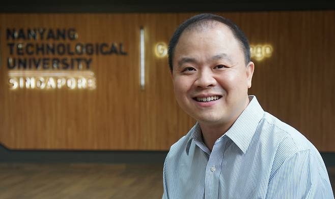 보 안 싱가포르 난양공대 컴퓨터과학과 석좌교수가 지난달 29일 난양공대 캠퍼스에서 경향신문과 인터뷰를 하고 있다. 싱가포르 | 조문희 기자