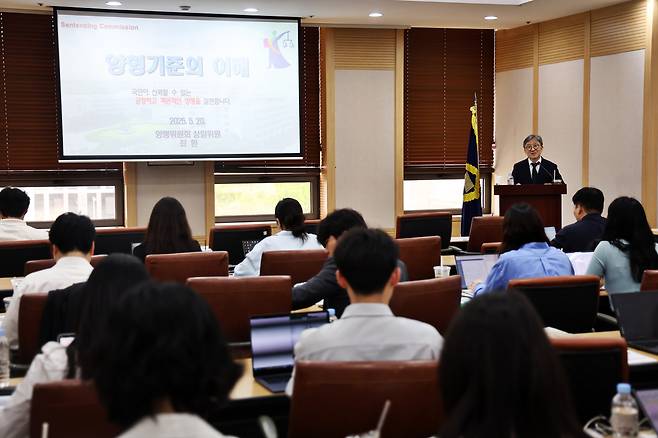 최환 양형위원회 상임위원이 지난 5월20일 대법원에서 열린 ‘법조출입기자 대상 양형기준 설명회’에서 발언하고 있다. 연합뉴스